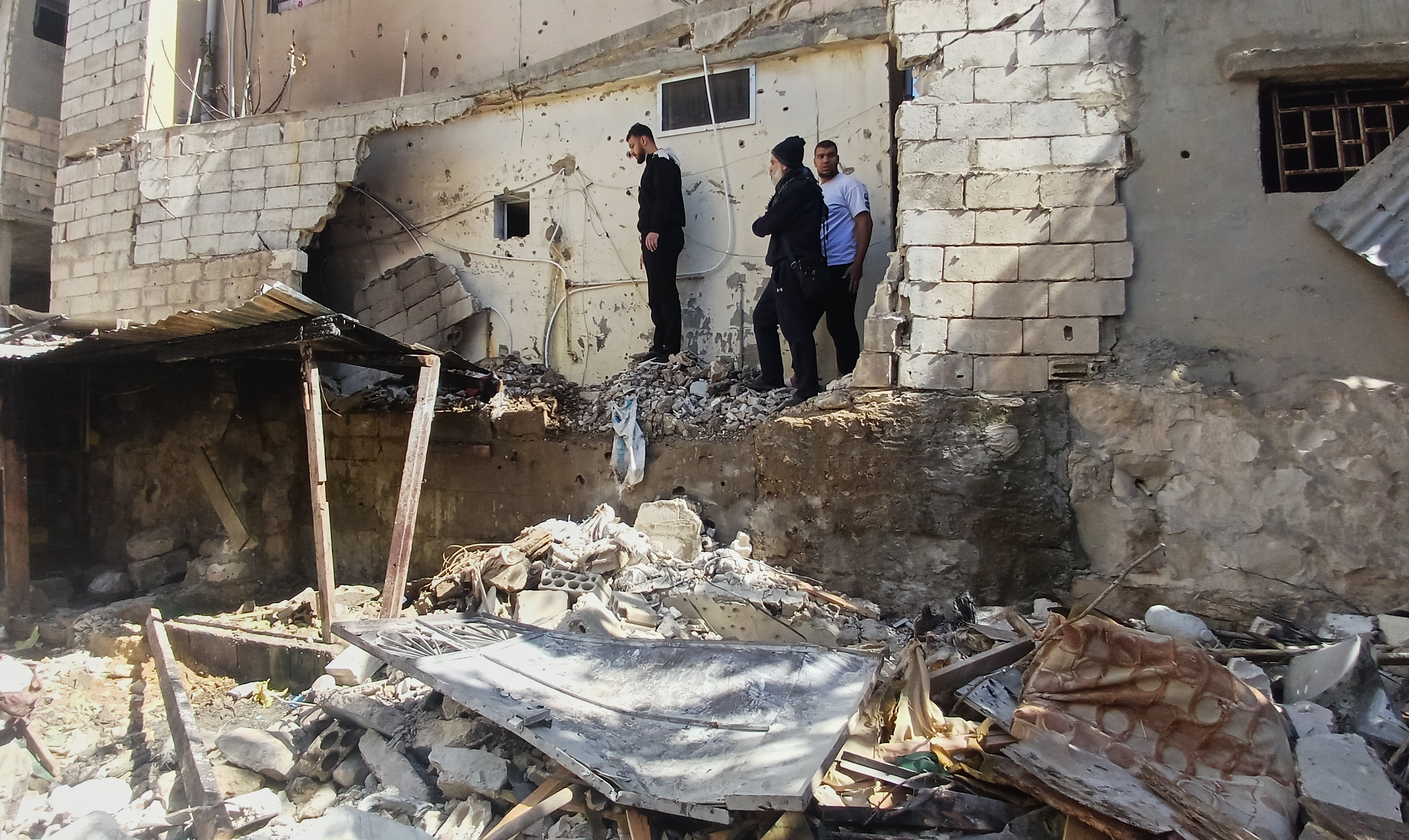 Israel diz ter atacado oito bases do Hezbollah no Líbano; governo reporta morte de adolescente